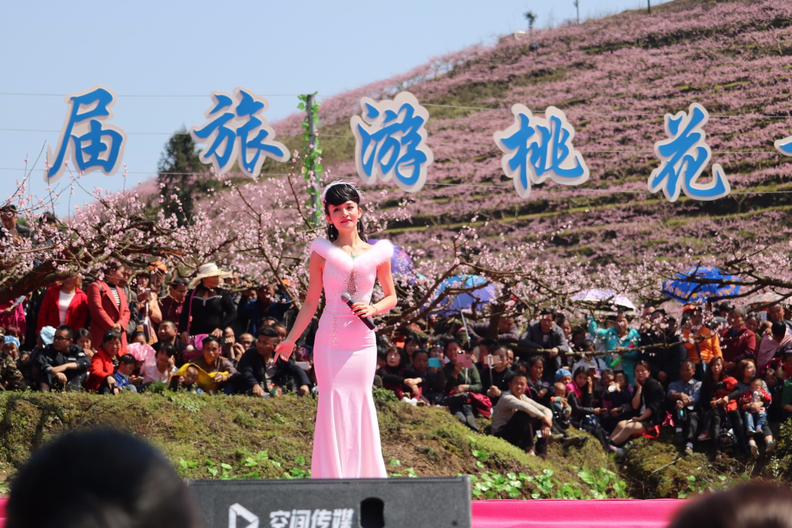 著名歌手云朵儿在岑巩县客楼桃花节献唱,身材好好