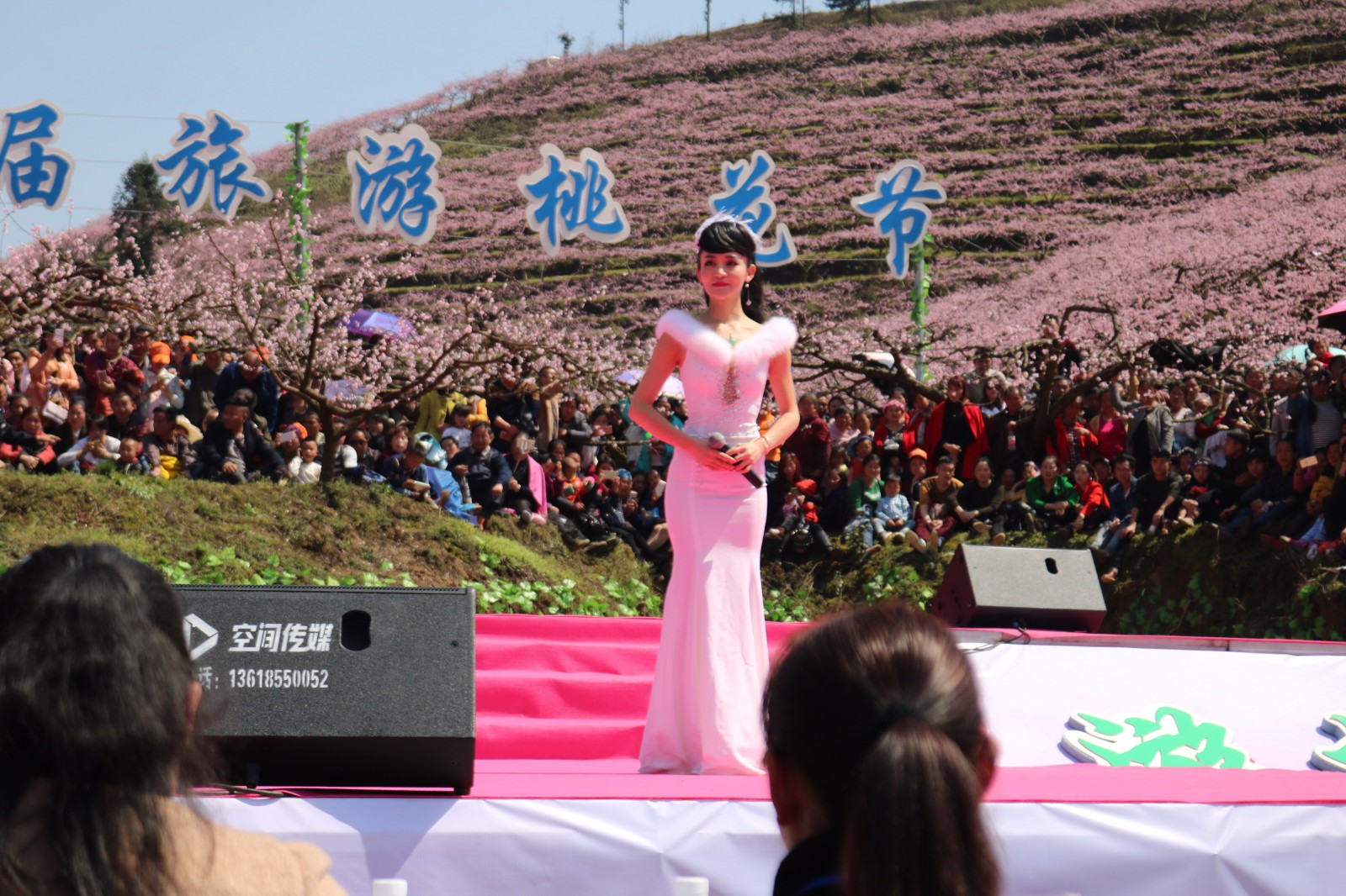 著名歌手云朵儿在岑巩县客楼桃花节献唱,身材好好