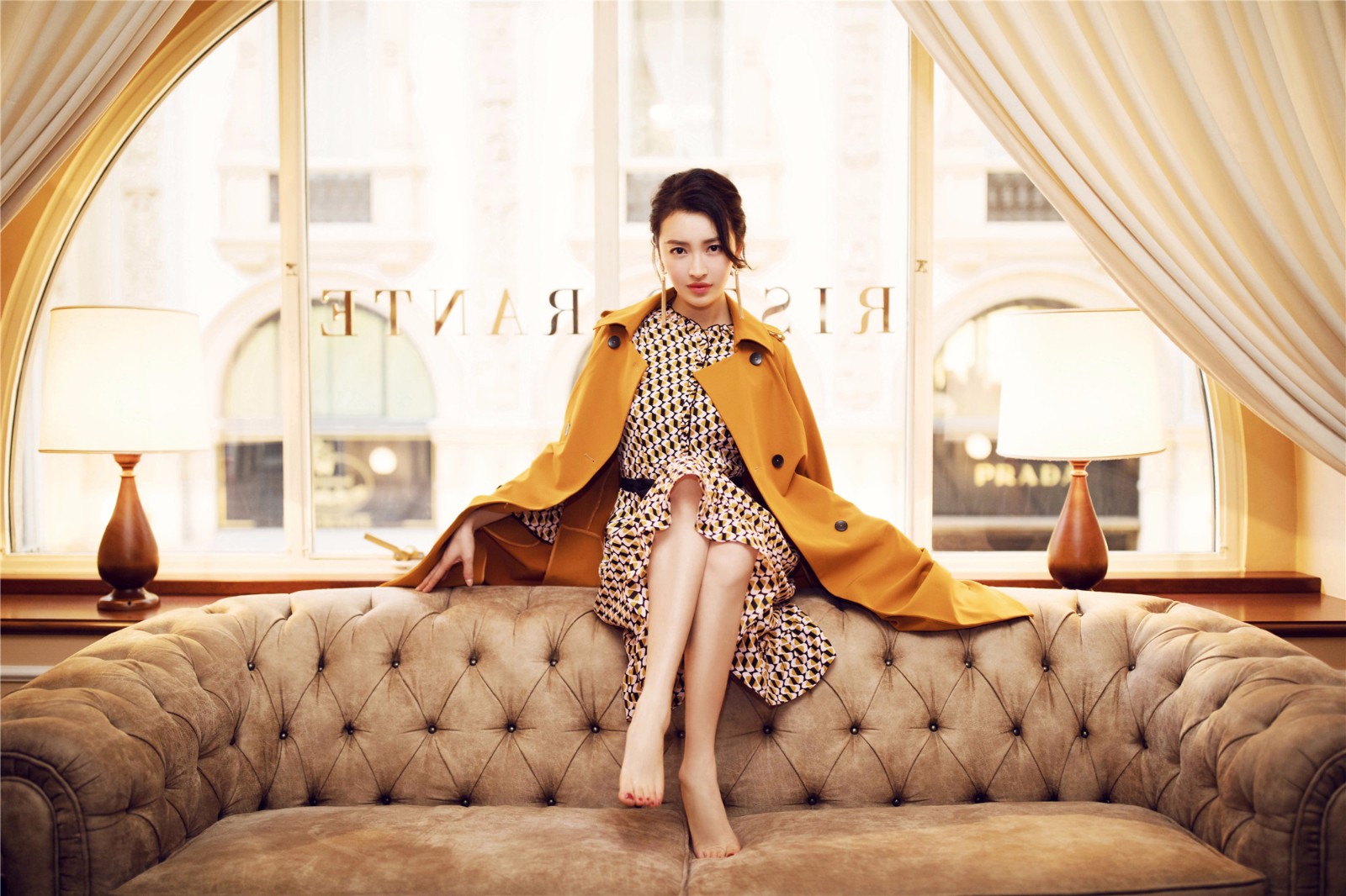 百变杨菲洋亮相米兰时装周 诠释摩登名媛风范