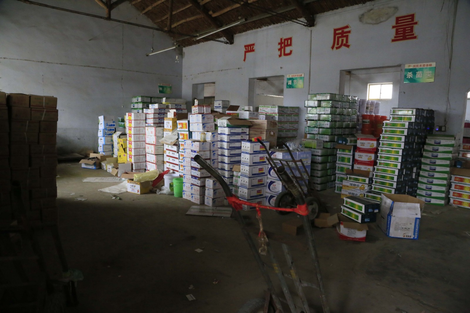 摊主说,这样的仓库前几天堆的满满的,几天就批发光了,然后再进货.