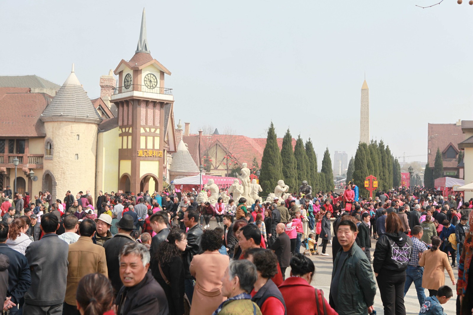 今天西安这个地方又是人山人海,整个场面到处都是人