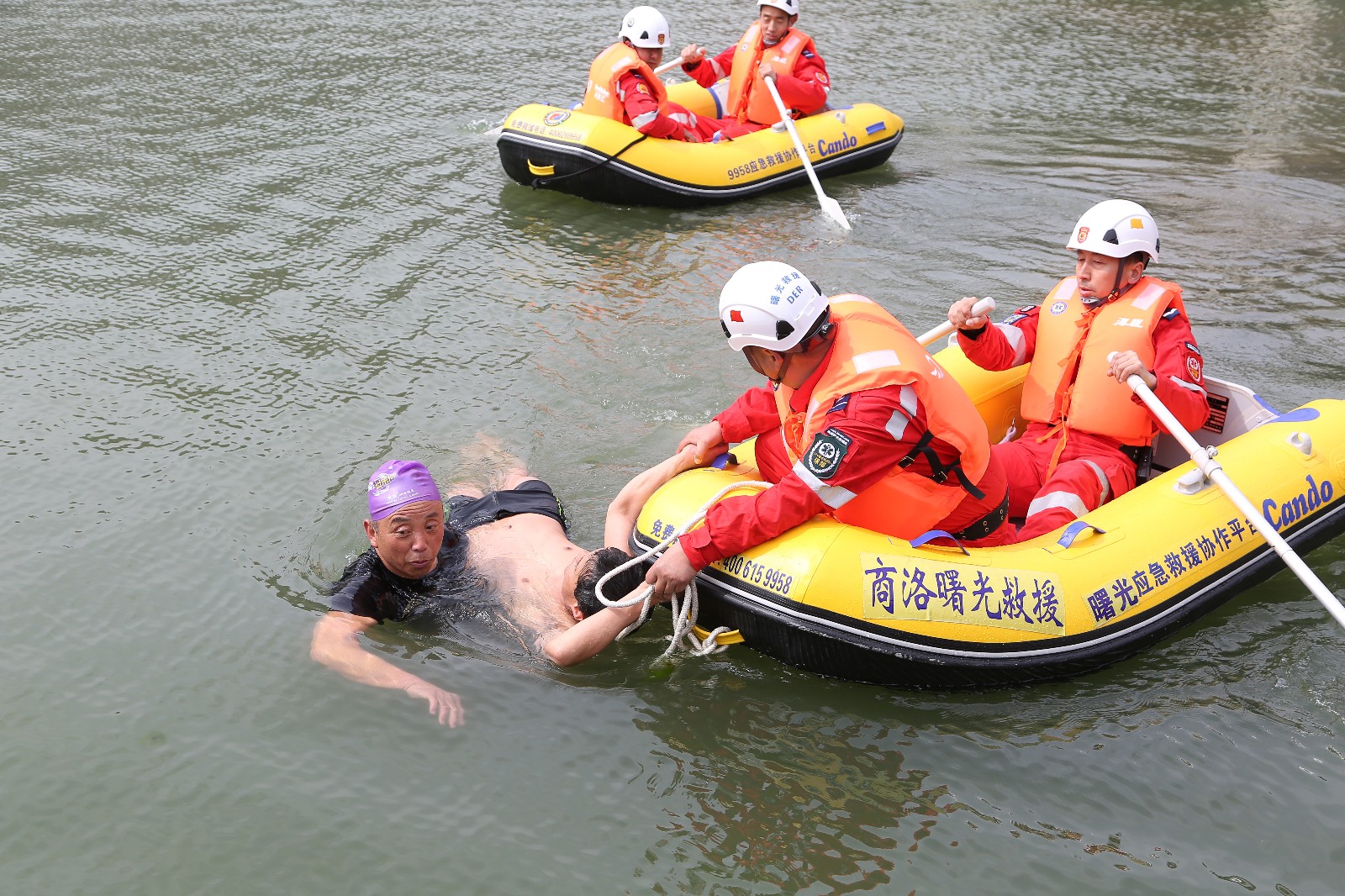 "瞬间只见一人迅速跳进水中,游向落水者,两艘冲锋舟也向落水者靠近,5