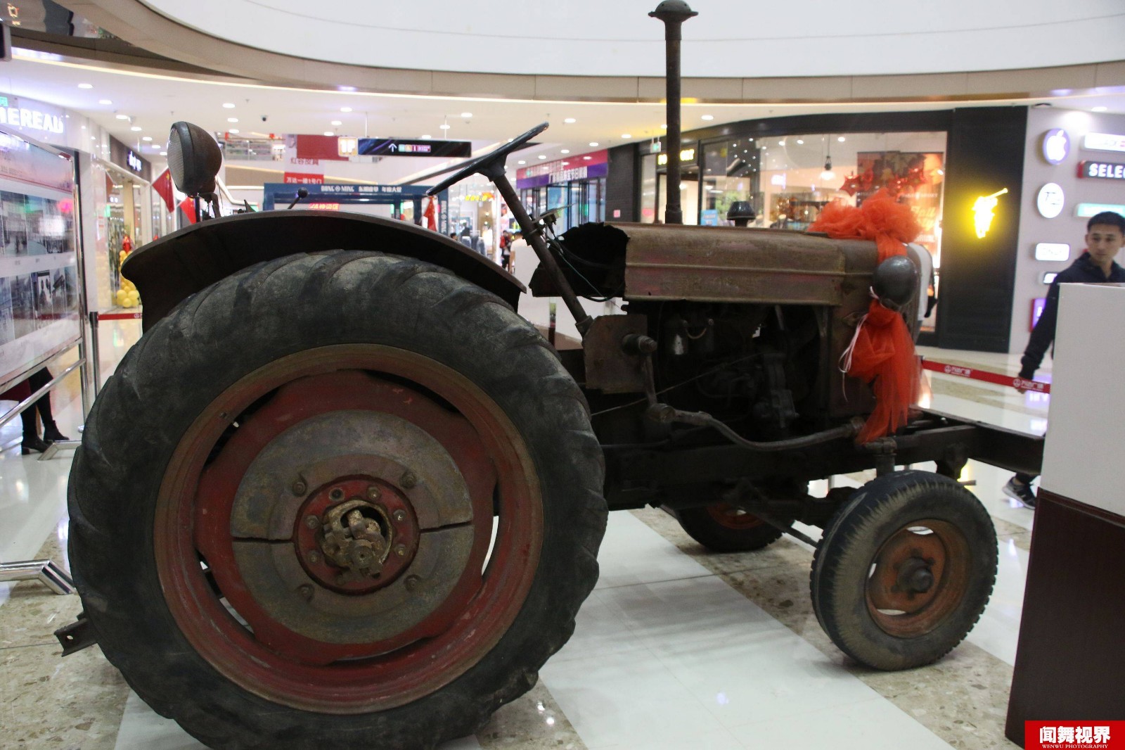 周总理与红旗村结缘送拖拉机,村民拒绝几十万高价收藏