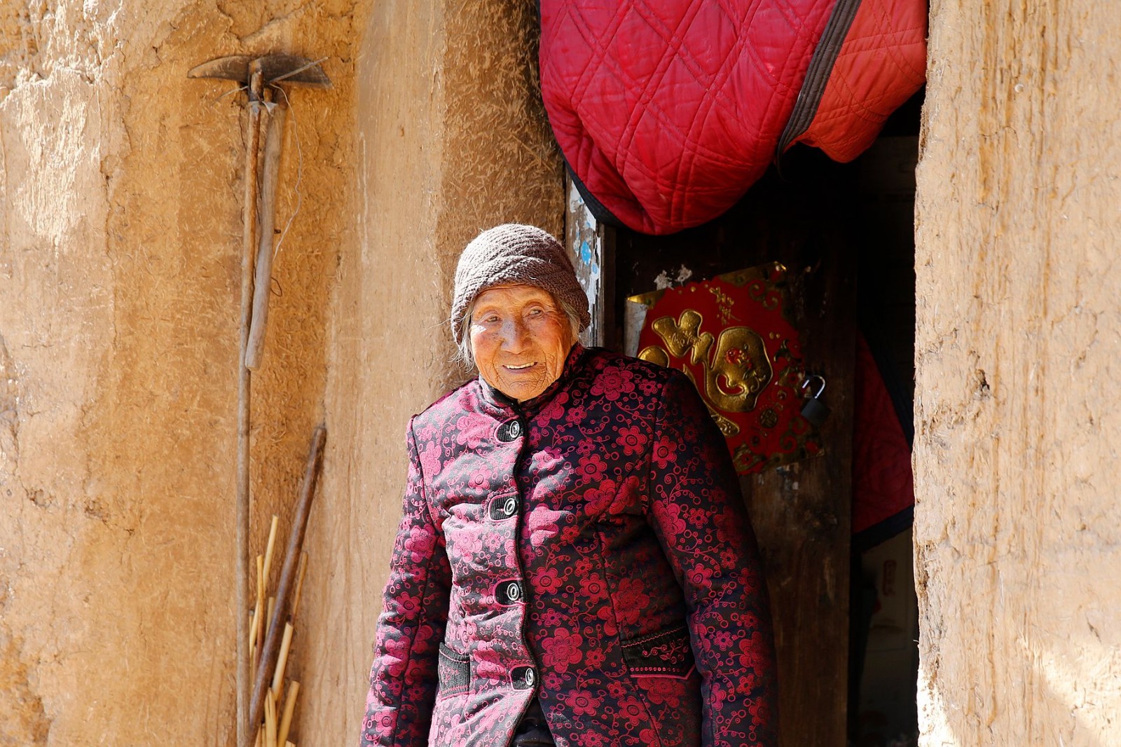 山西农村107岁老奶奶独自在土窑洞里过春节,看看她都做些啥