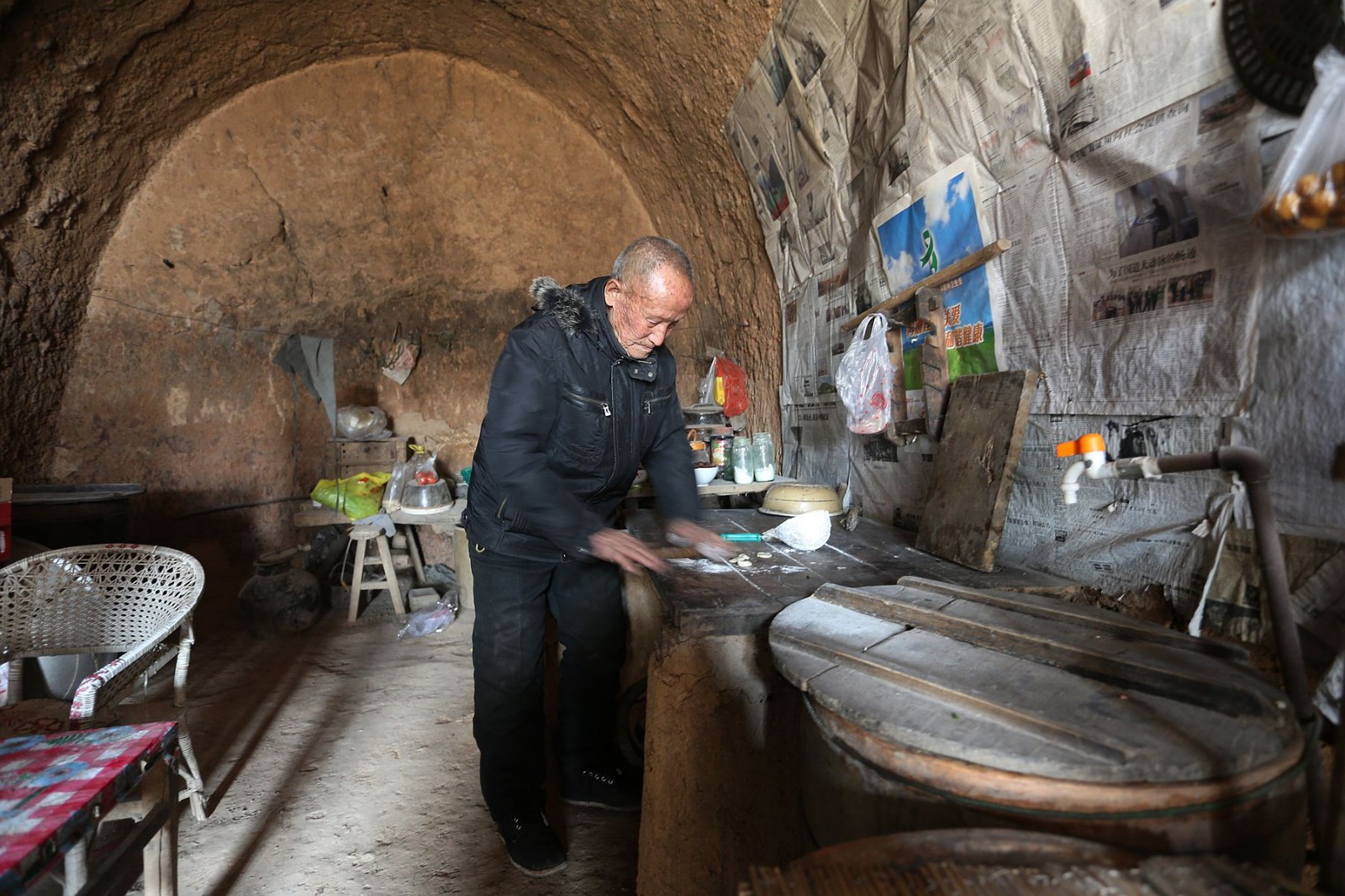 山西农村90岁老夫妻相伴70年,土窑洞爱情生活让人羡慕