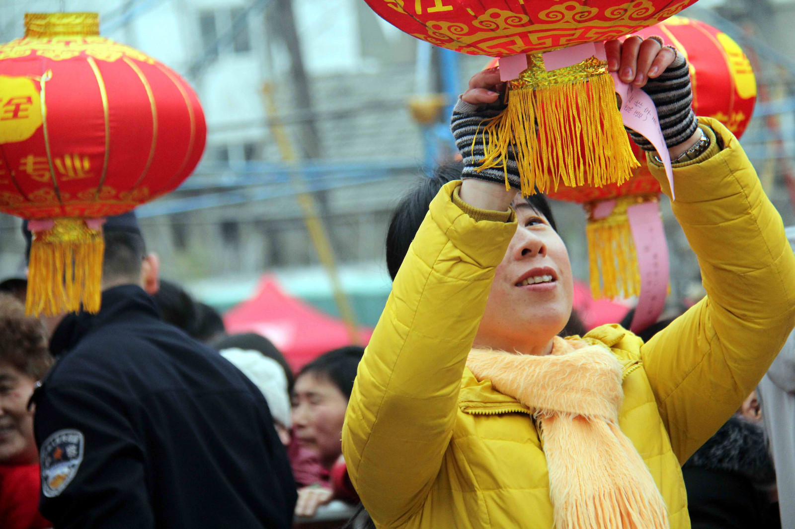 安徽芜湖元宵节乡村举办民俗文化节众人围观开心猜灯谜