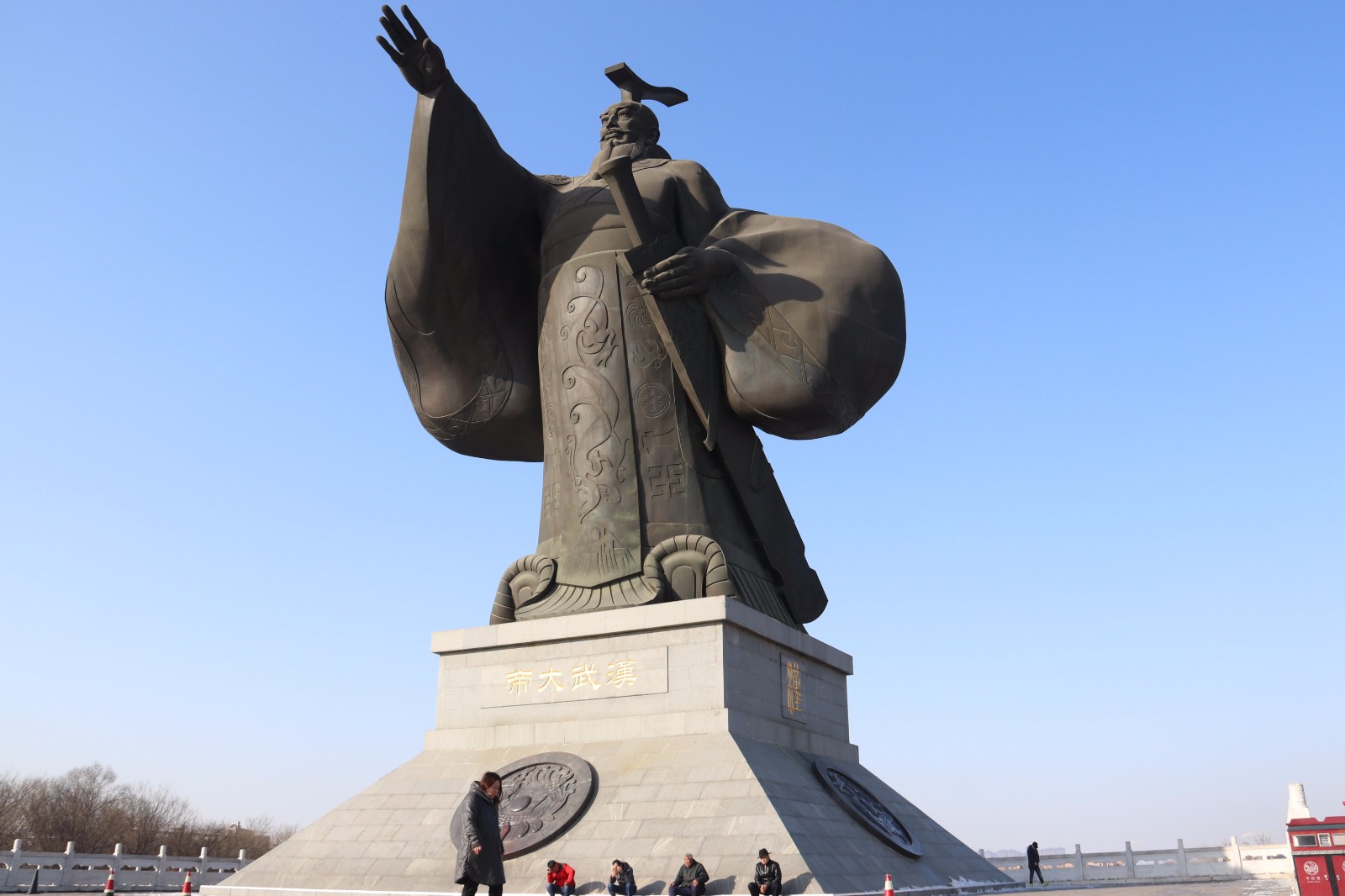 汉武帝刘彻最大的塑像在汉城湖遗址公园