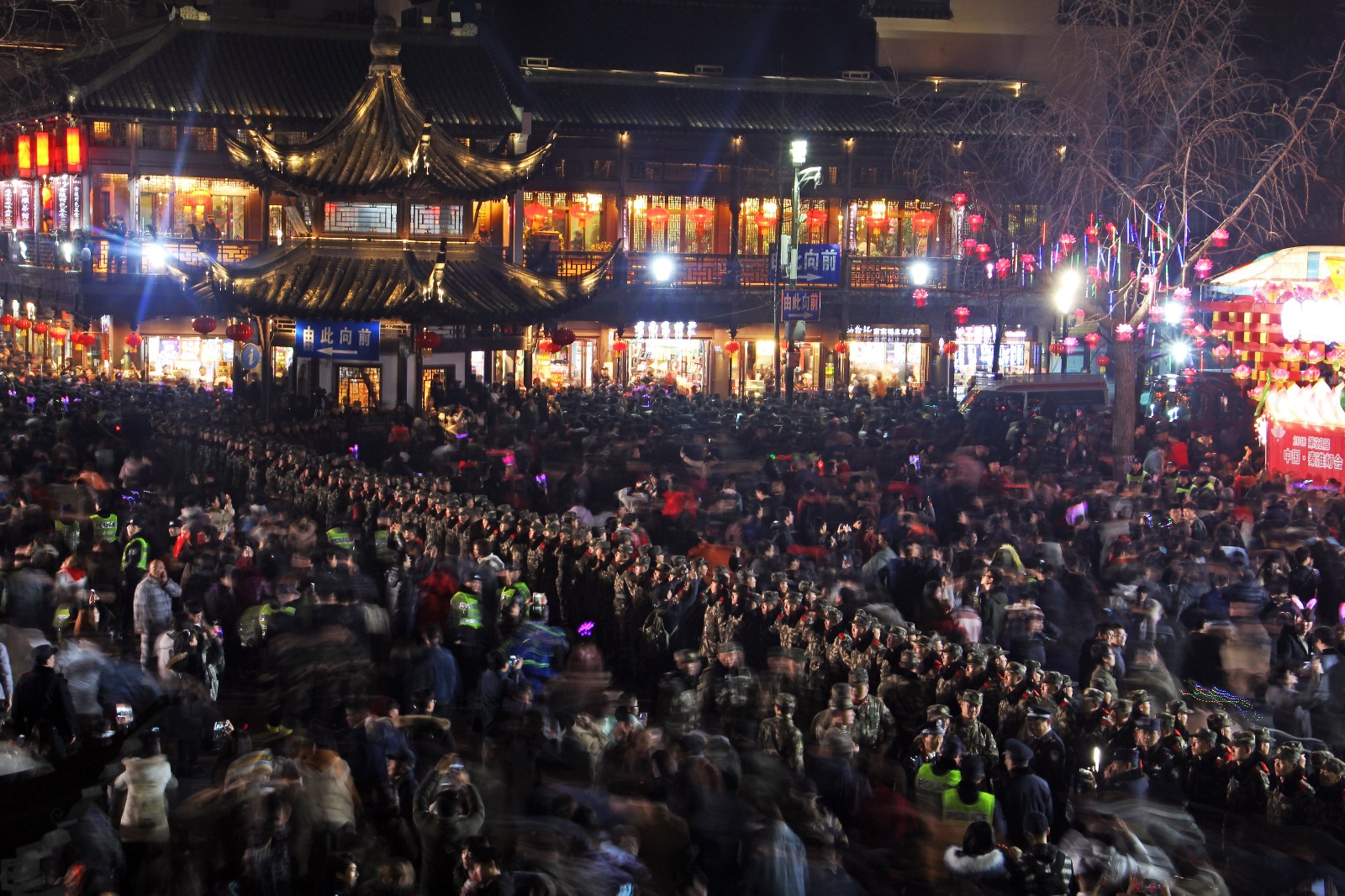 一晚上挤进45万人！南京的人气之王夫子庙到底有多美？