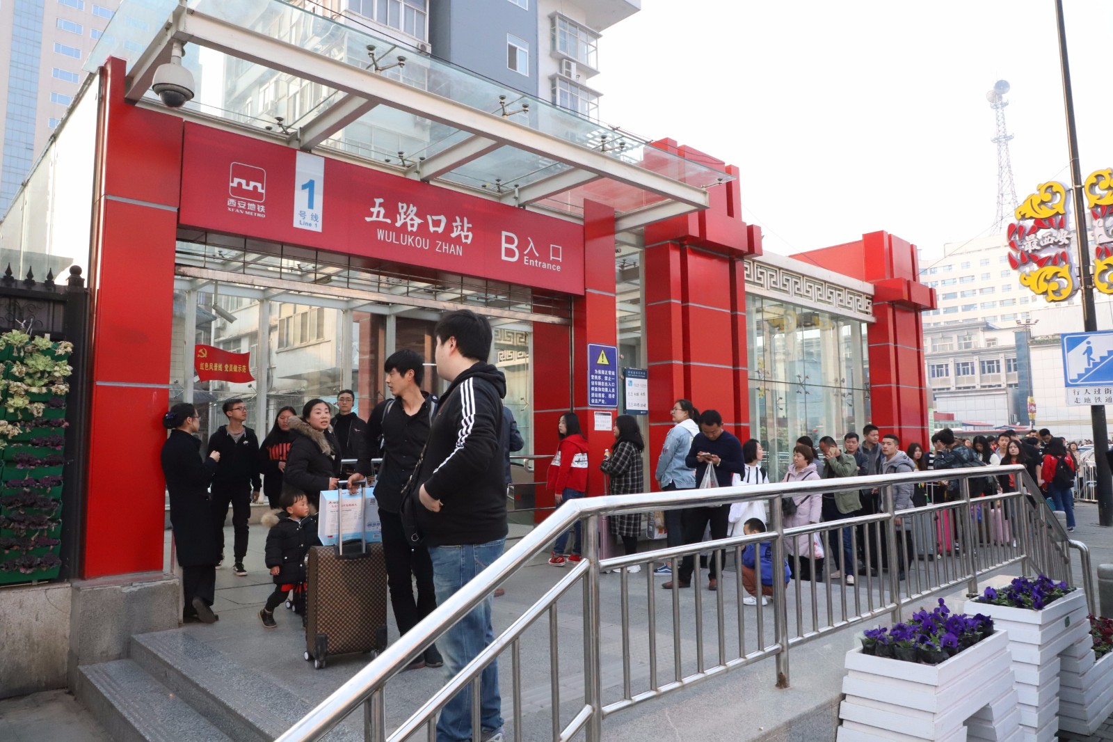 又是一年开学季大学生排队20分钟进地铁站