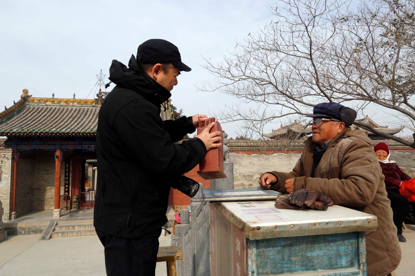 这里的算命师抽签看相仅收10元游客称受关公影响