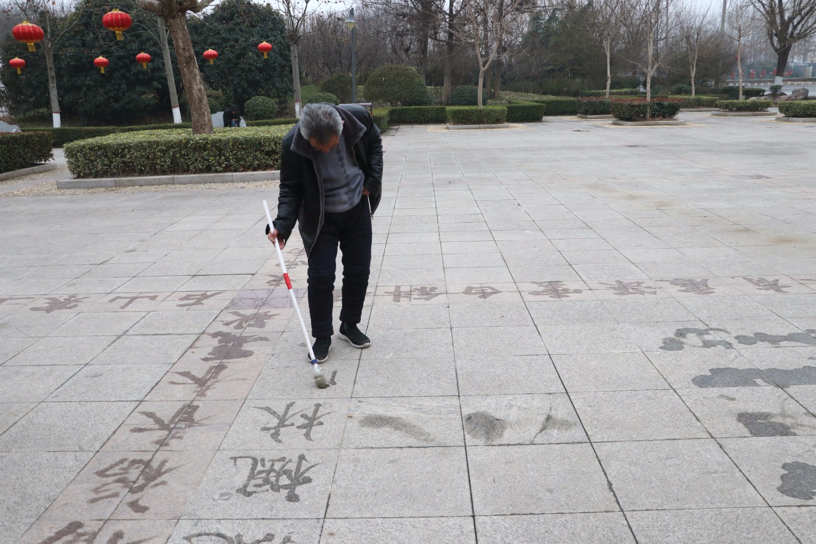 河南这些在广场上写水笔字的老人,才是藏在民间的书法高手