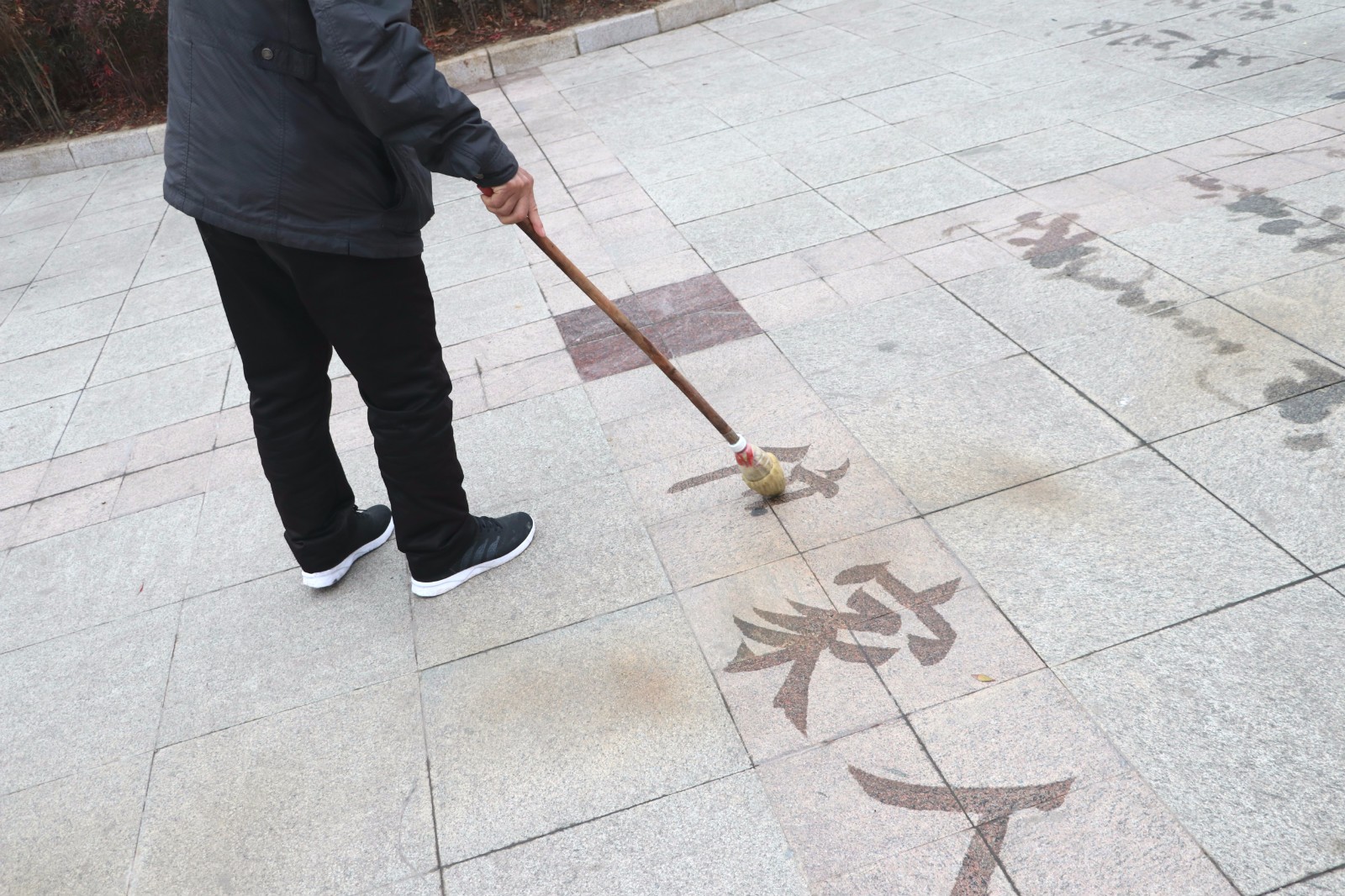 河南这些在广场上写水笔字的老人,才是藏在民间的书法高手
