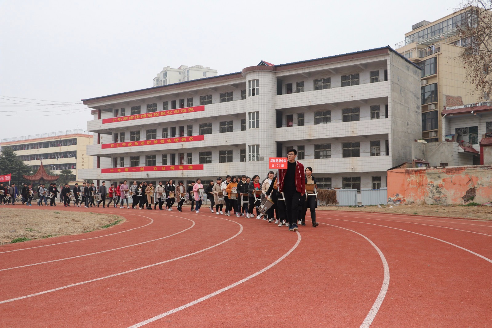 热血沸腾!实拍河南柘城高中高考百日誓师大会,2000名学子齐宣誓