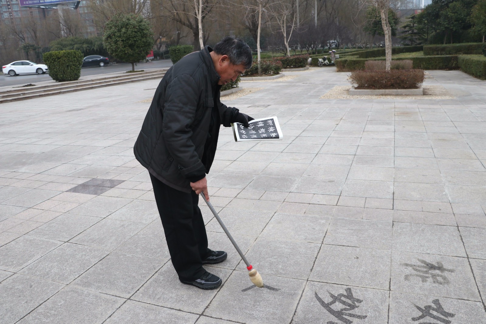 河南这些在广场上写水笔字的老人,才是藏在民间的书法高手