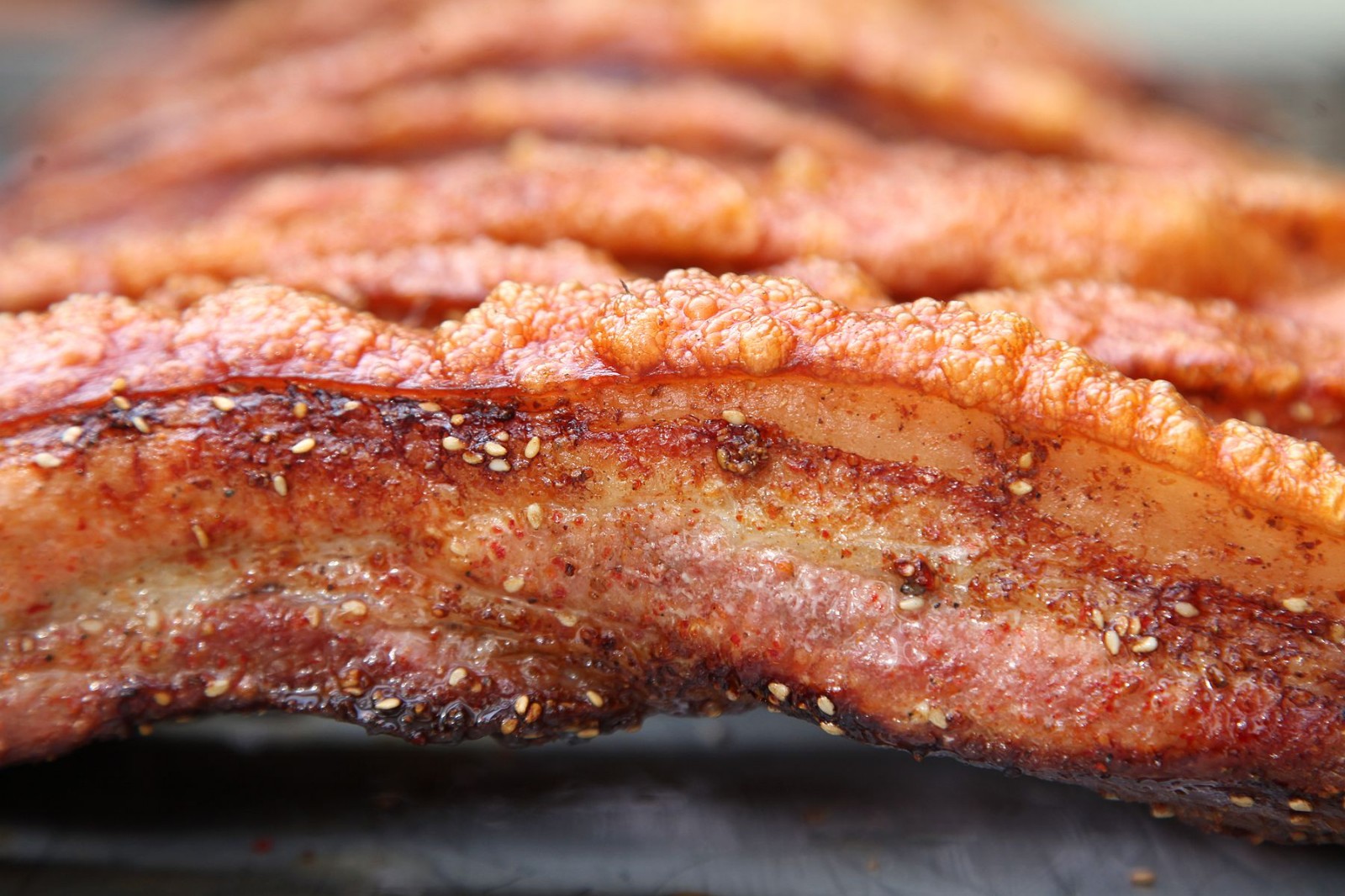 经过3个小时碳火烤出来脆皮五花猪肉外脆里嫩金黄色想吃要排队