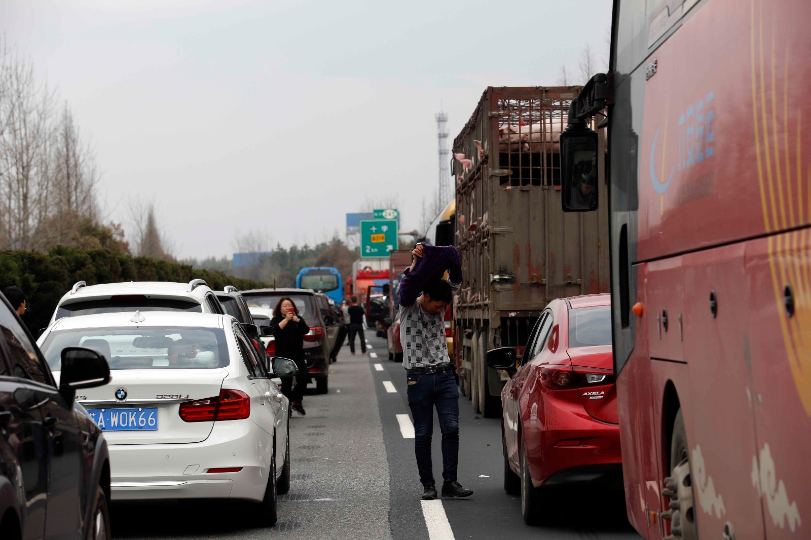 7公里走了1小时,重庆哥站车顶观堵情|重庆|车顶|堵车_新浪新闻