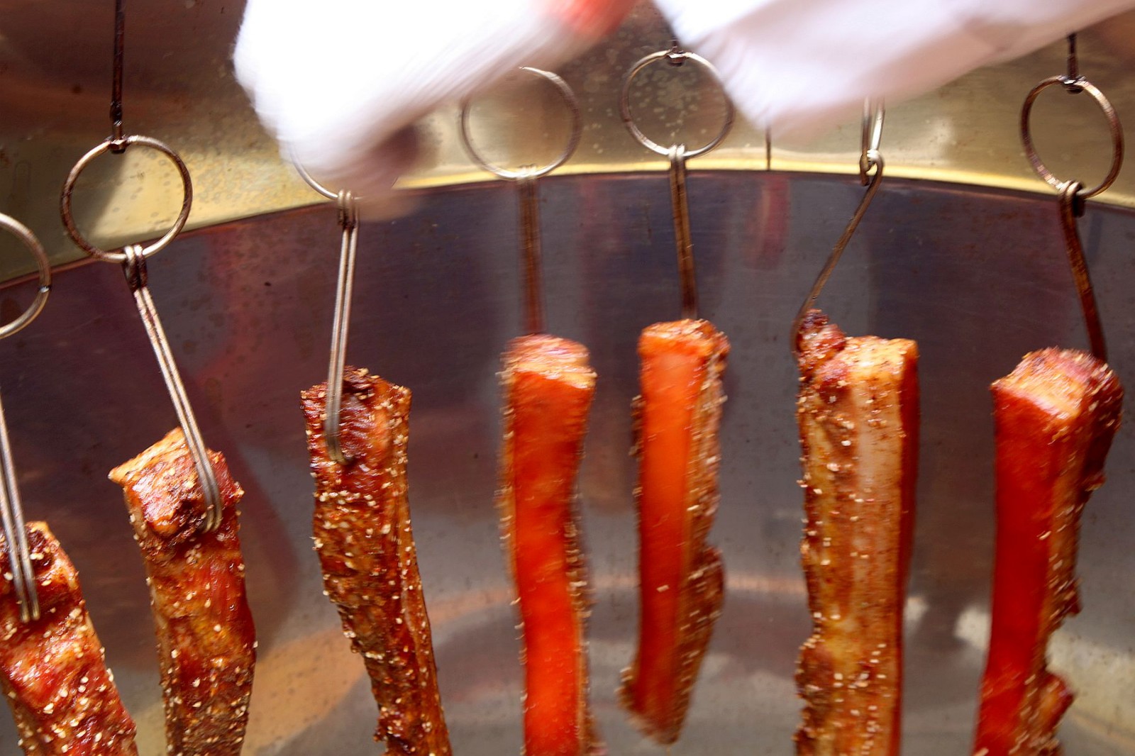 经过3个小时碳火烤出来脆皮五花猪肉外脆里嫩金黄色想吃要排队