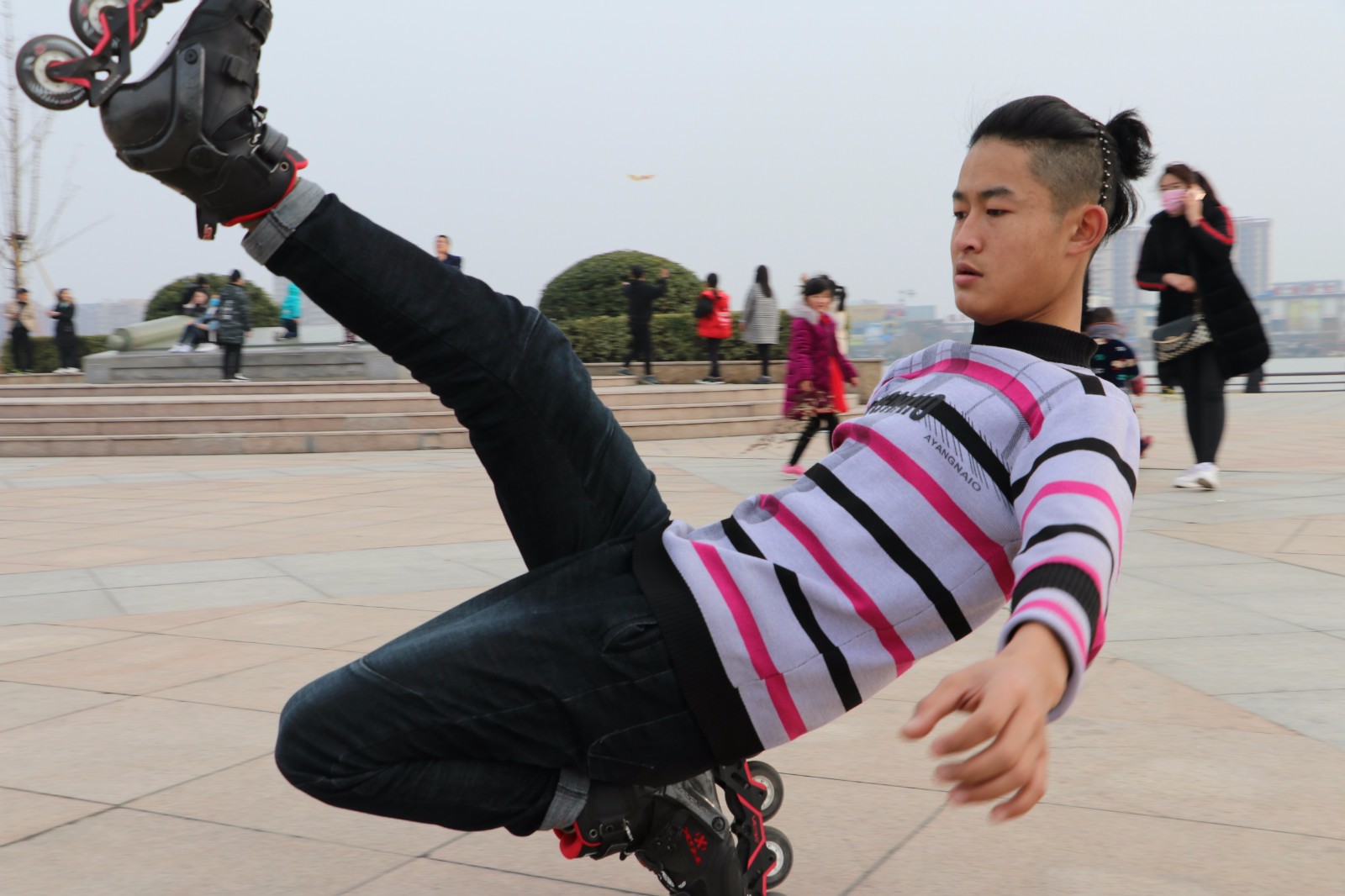 新疆轮滑少年河南广场秀绝技,这一招让人赞叹不已