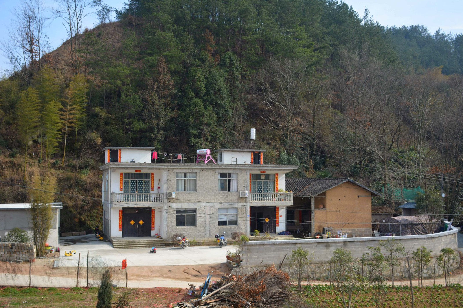 老屋拆一半留一半,一来是在建造楼房期间有住处,另外,新房子建成后