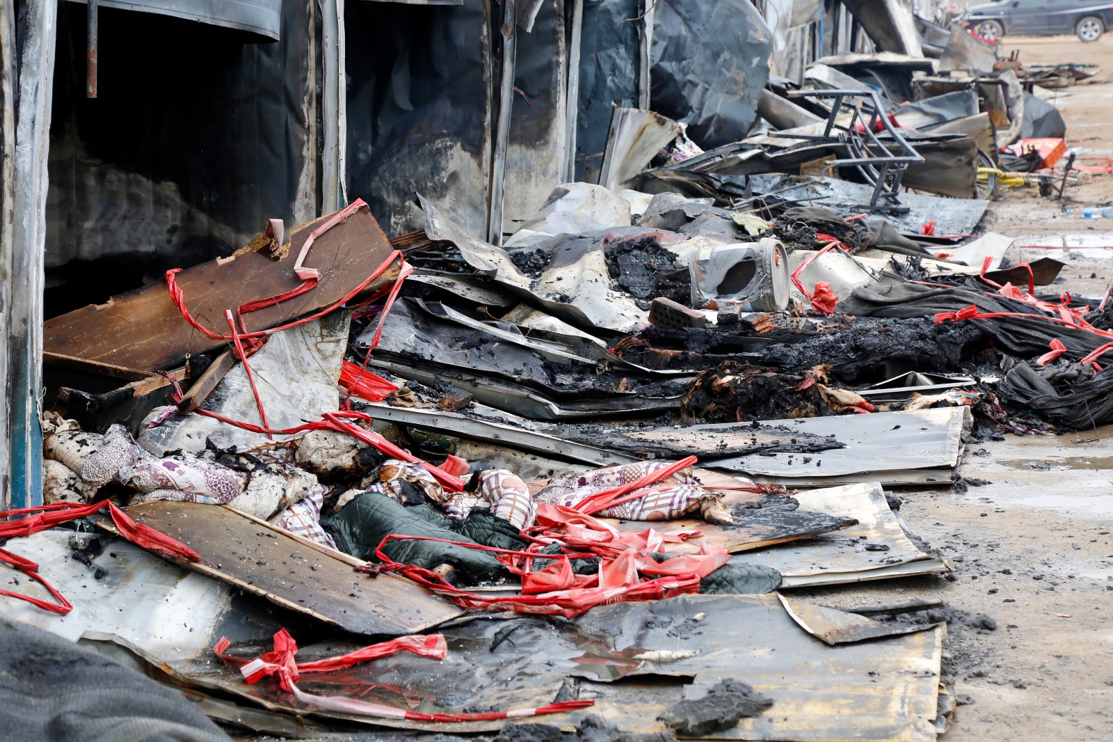 郑州一村民安置区发生火灾 简易房烧成废铁