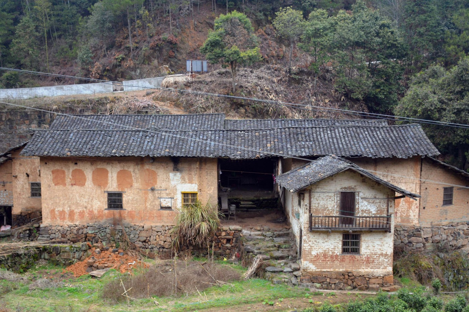 农村人将高楼"搬"进大山 老房屋却舍不得拆除_新浪看点