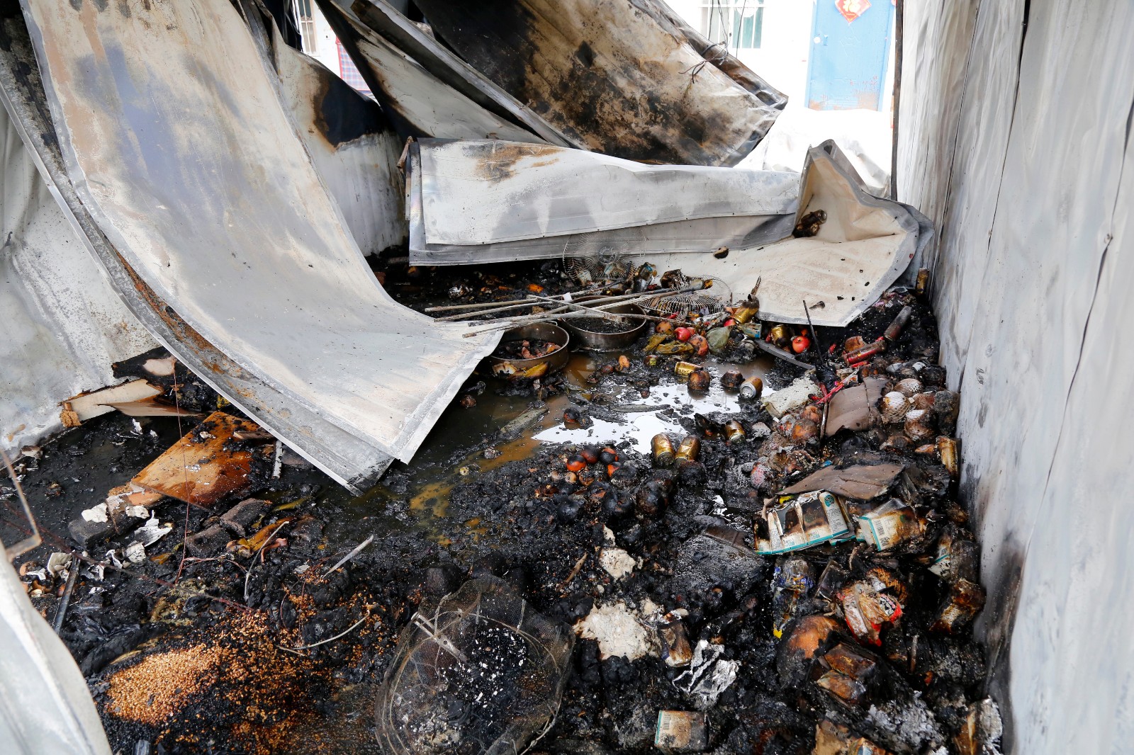 郑州一村民安置区发生火灾 简易房烧成废铁