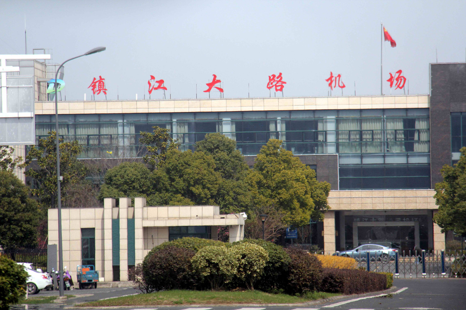 江苏镇江大路通用机场,位于镇江新区大路镇西北的武桥村,在长江,夹江