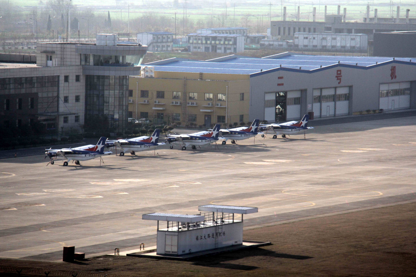 江苏镇江大路通用机场,位于镇江新区大路镇西北的武桥村,在长江,夹江
