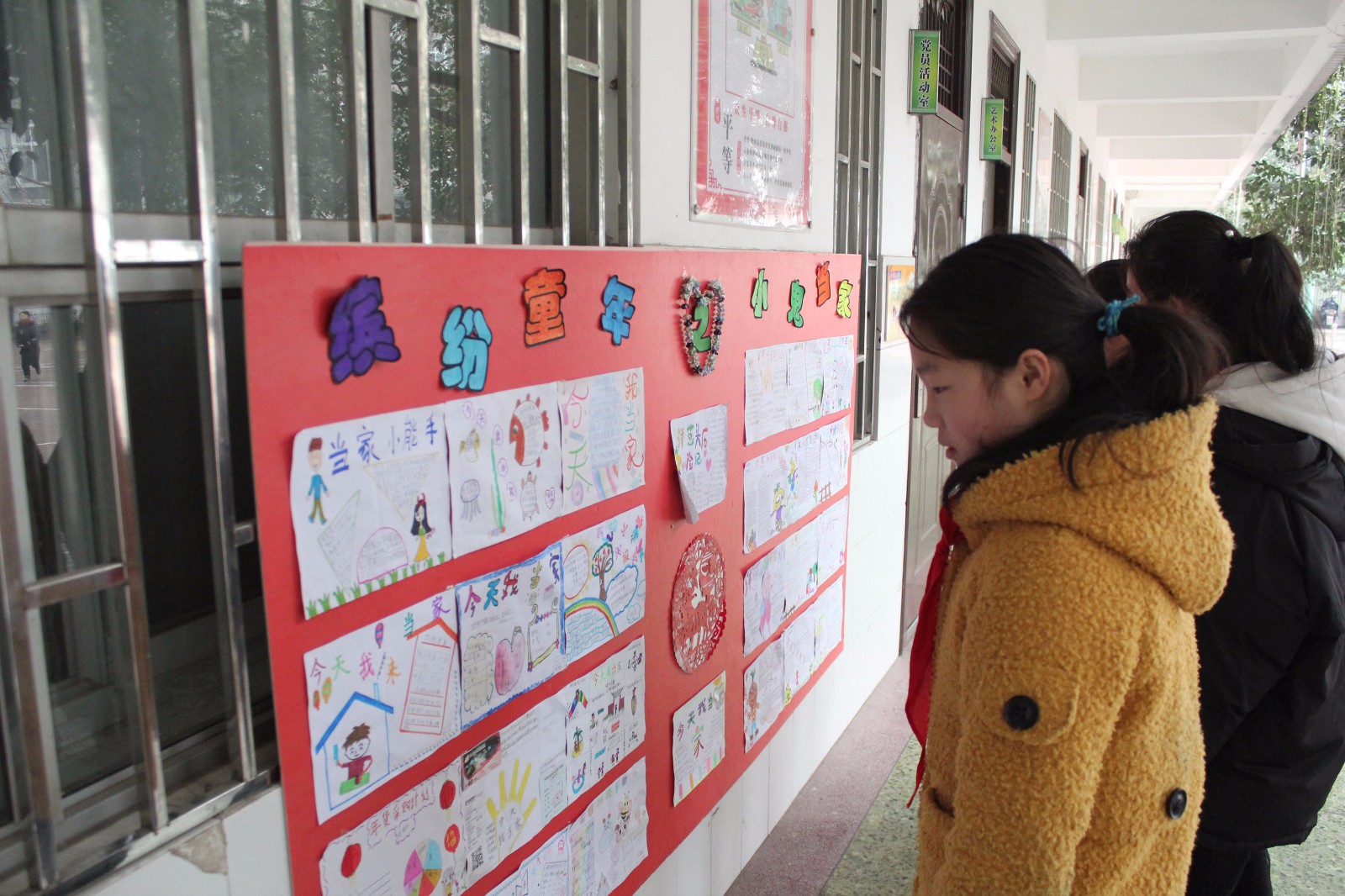 郑州管城区南学街小学多彩寒假作业展评活动展缤纷作业秀多彩假期