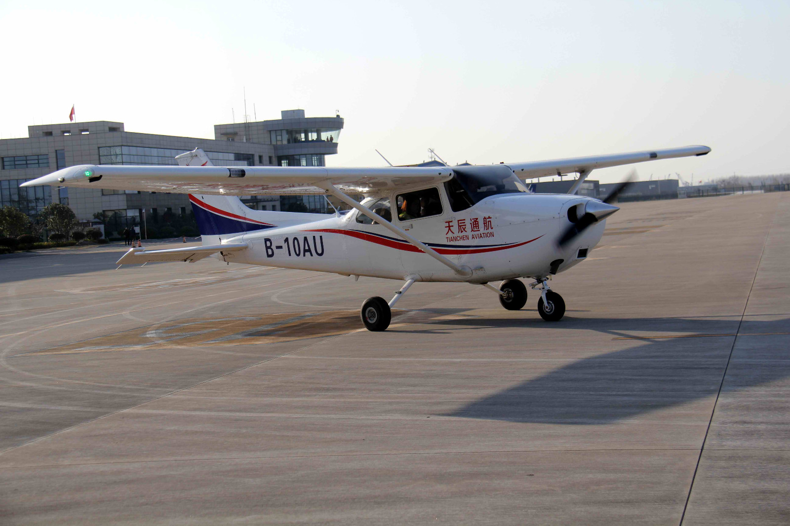 江苏镇江大路通用机场,位于镇江新区大路镇西北的武桥村,在长江,夹江