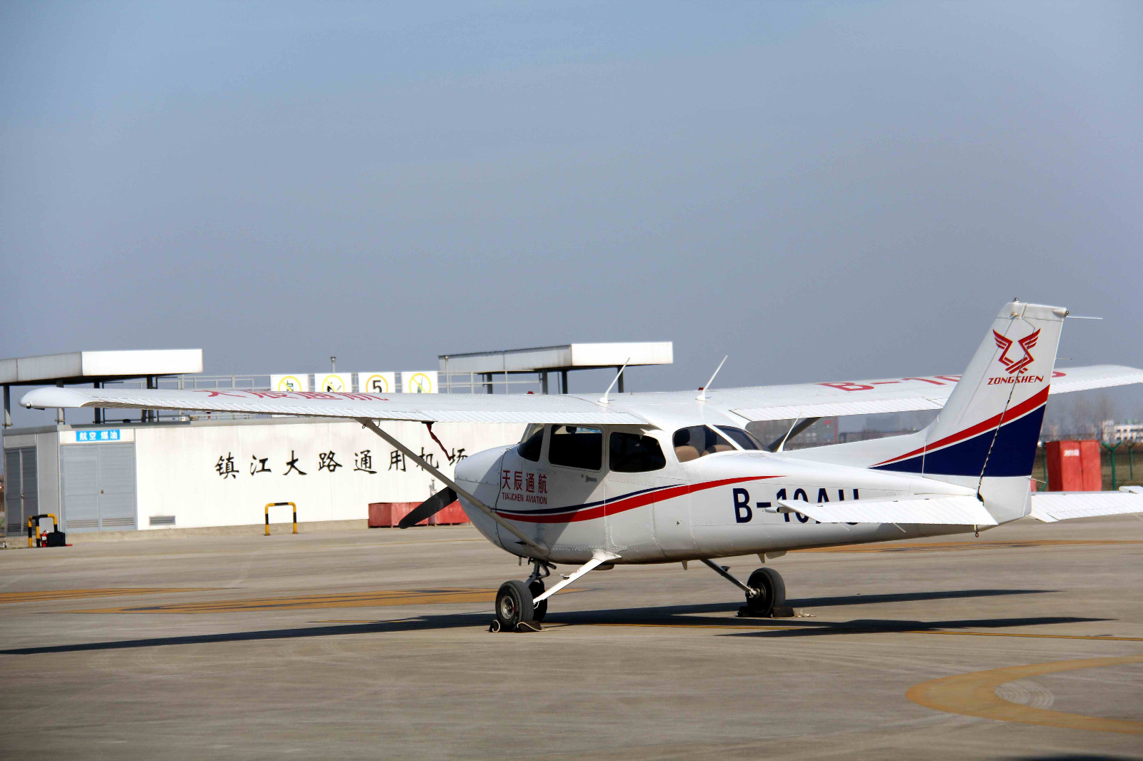 近日,摄影师来到位于江苏镇江市的大路通用机场,第一次看见这些私人