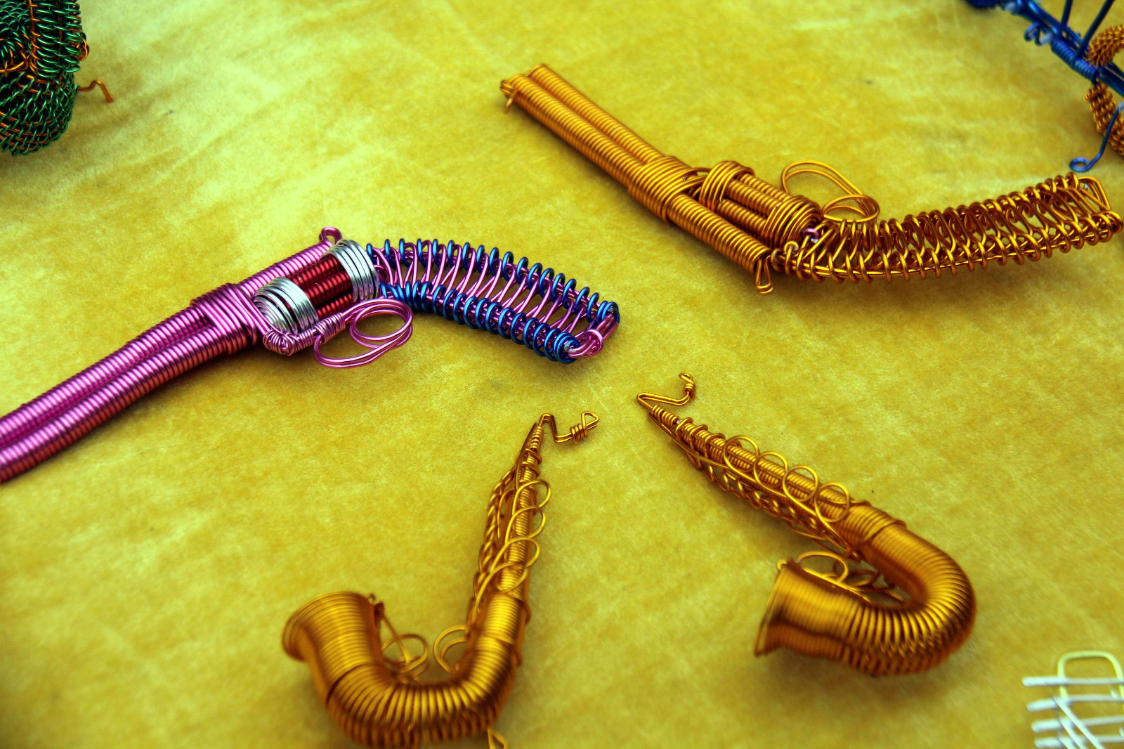 这粗犷的汉子有一双灵巧的手,他把一根铝丝给变活了