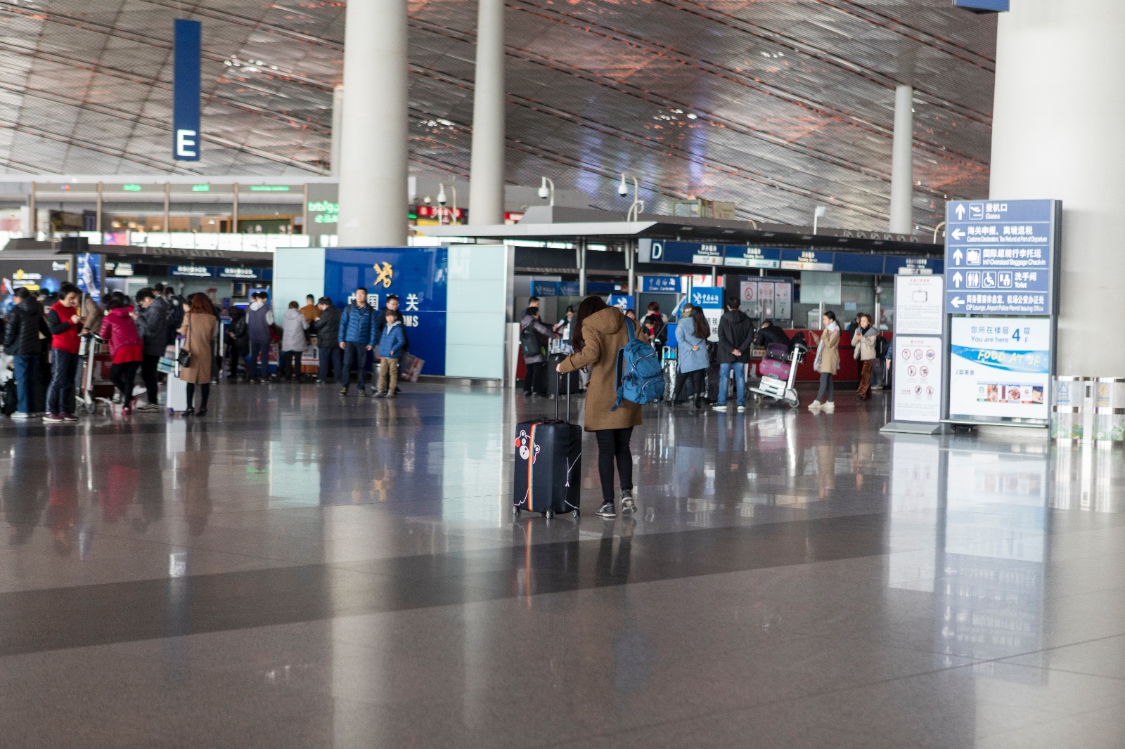 北京首都机场络绎不绝的游客