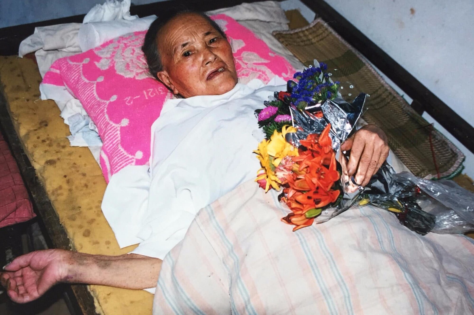 老照片:实拍农村丧葬过程,母亲去世后,儿女哭着这样把她送走