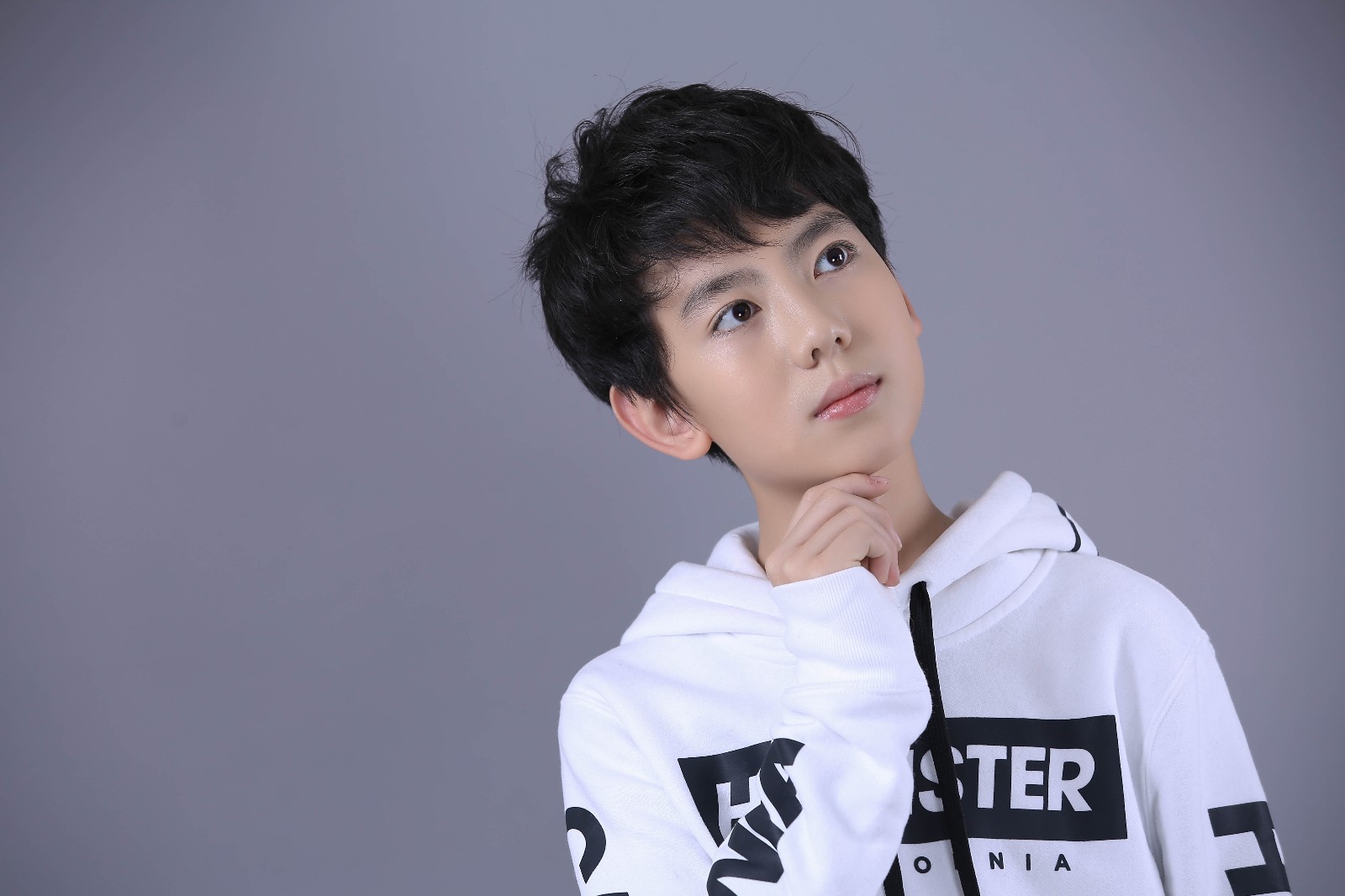 雷昊汶最新写真大片曝光: 阳光温暖尽显少年纯真