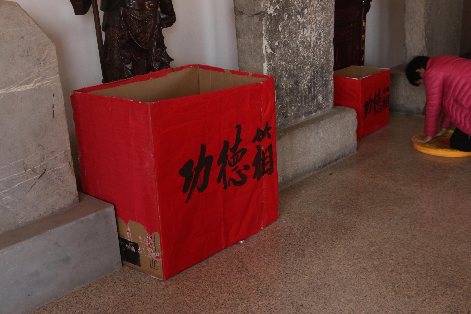 农村最火庙会,寺庙临时放多个纸箱功德箱塞满1元钱