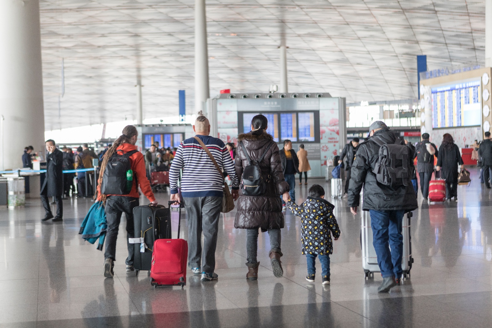北京首都机场络绎不绝的游客