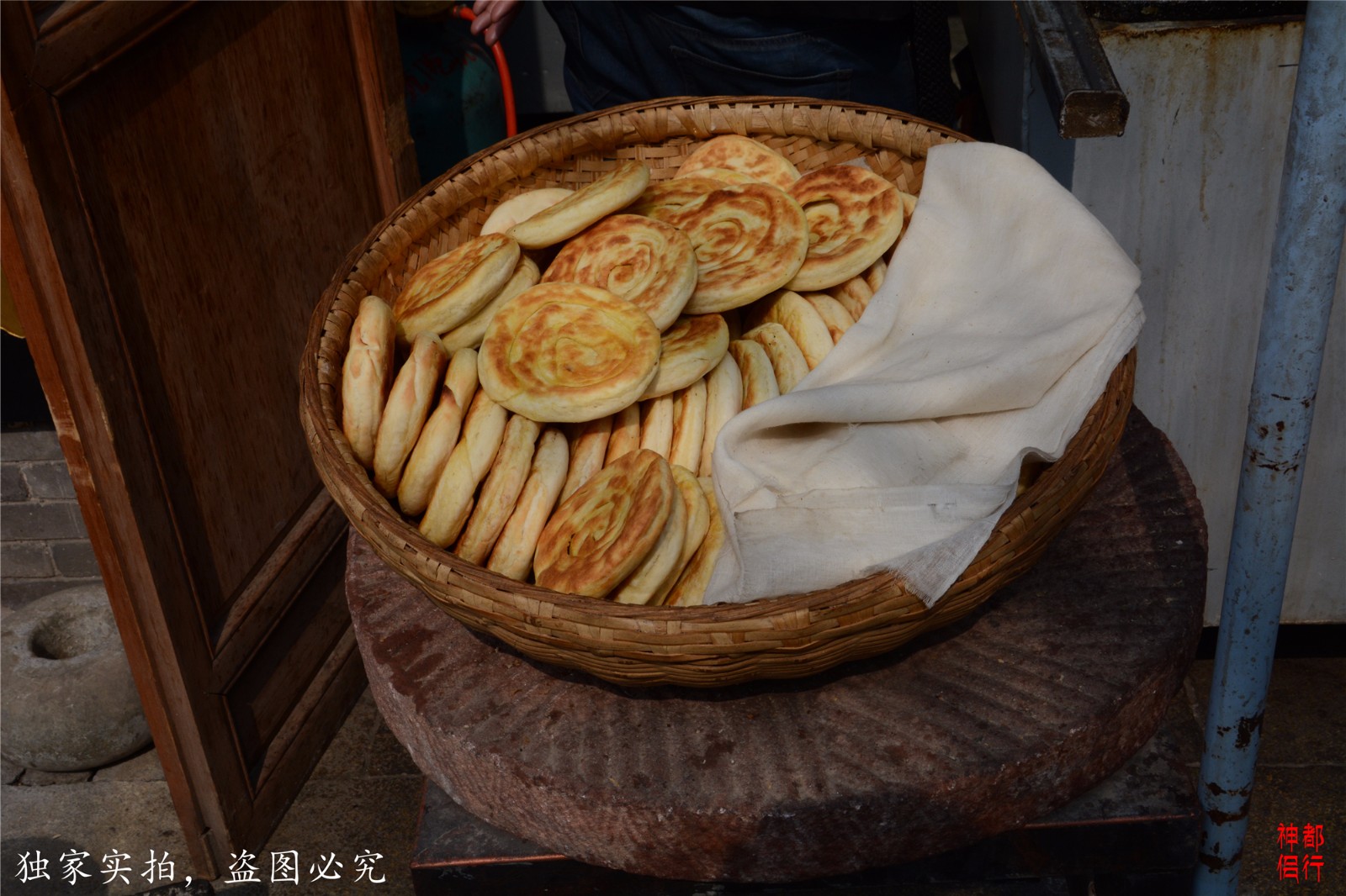 一炕最多出10个火烧,直接放进门口一副磨盘上的竹筐里,本以为小师傅会