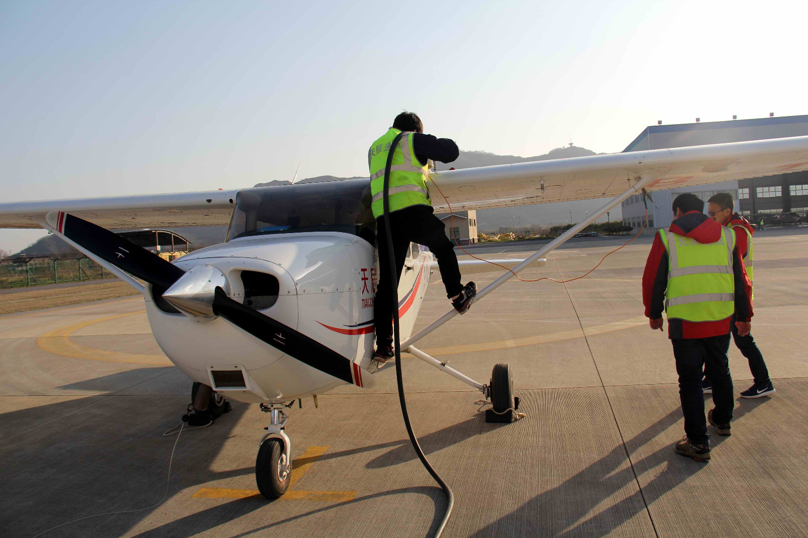 私人飞机|油箱|加油_新浪新闻