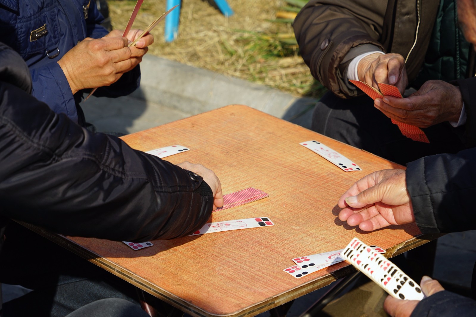 七旬老人玩川牌比斗地主快乐