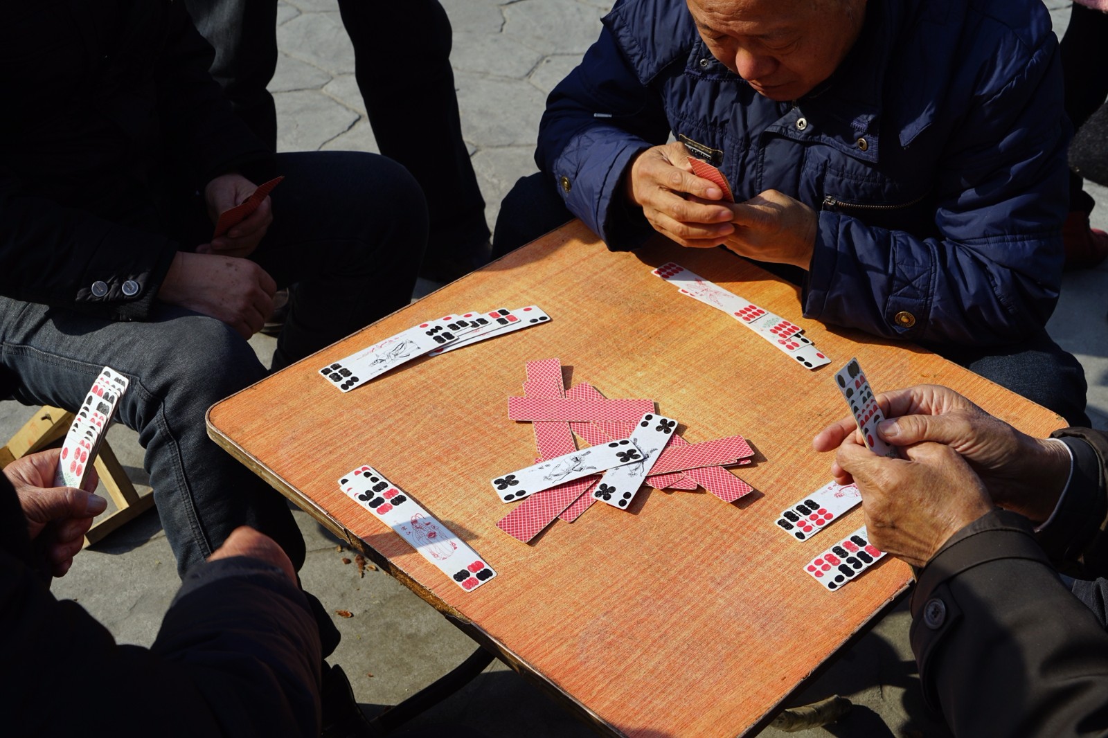 七旬老人玩川牌比斗地主快乐