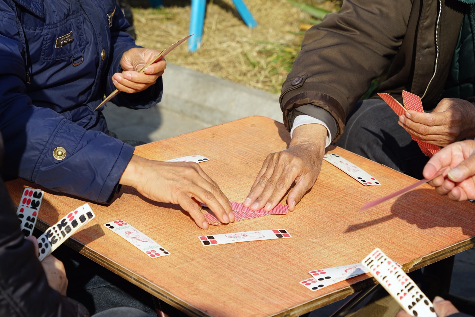 七旬老人玩川牌比斗地主快乐