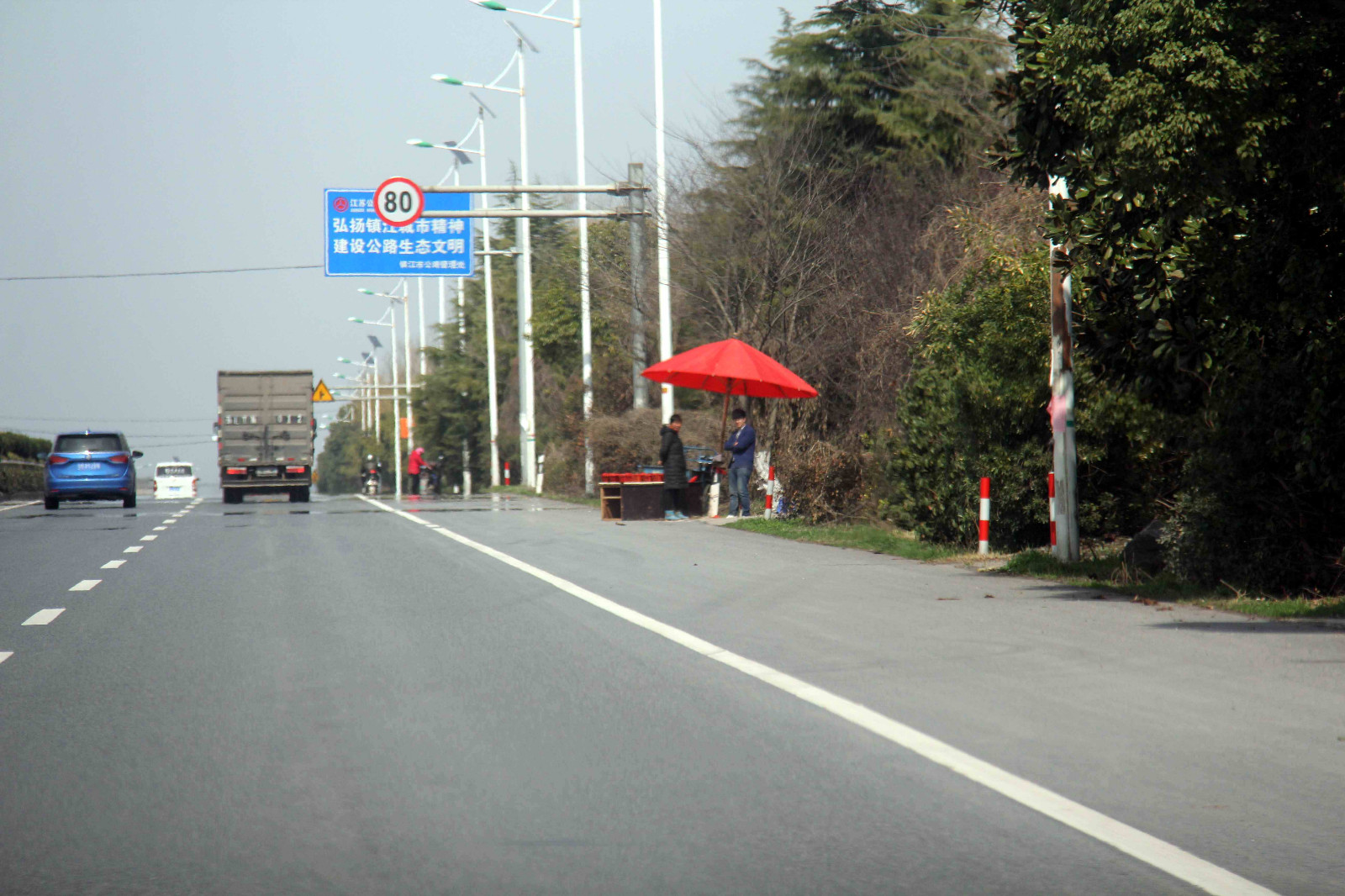 这农村大哥会做生意, 马路边支个摊子叫卖春天里最好吃的水果