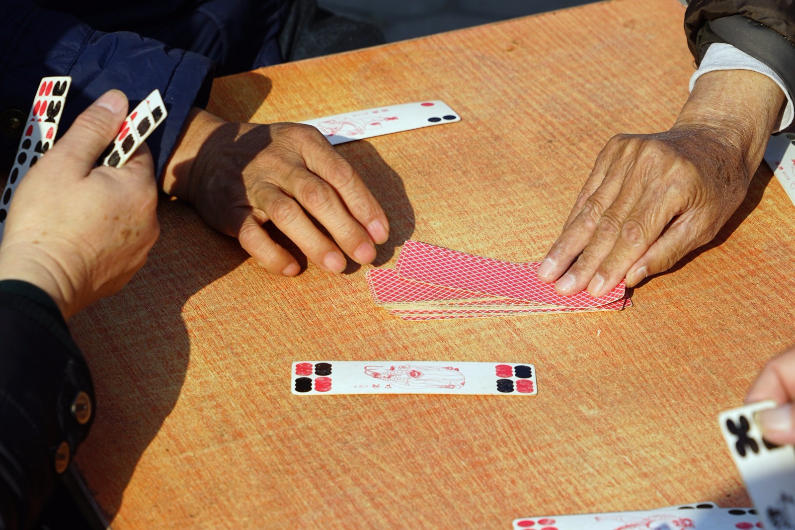 七旬老人玩川牌比斗地主快乐