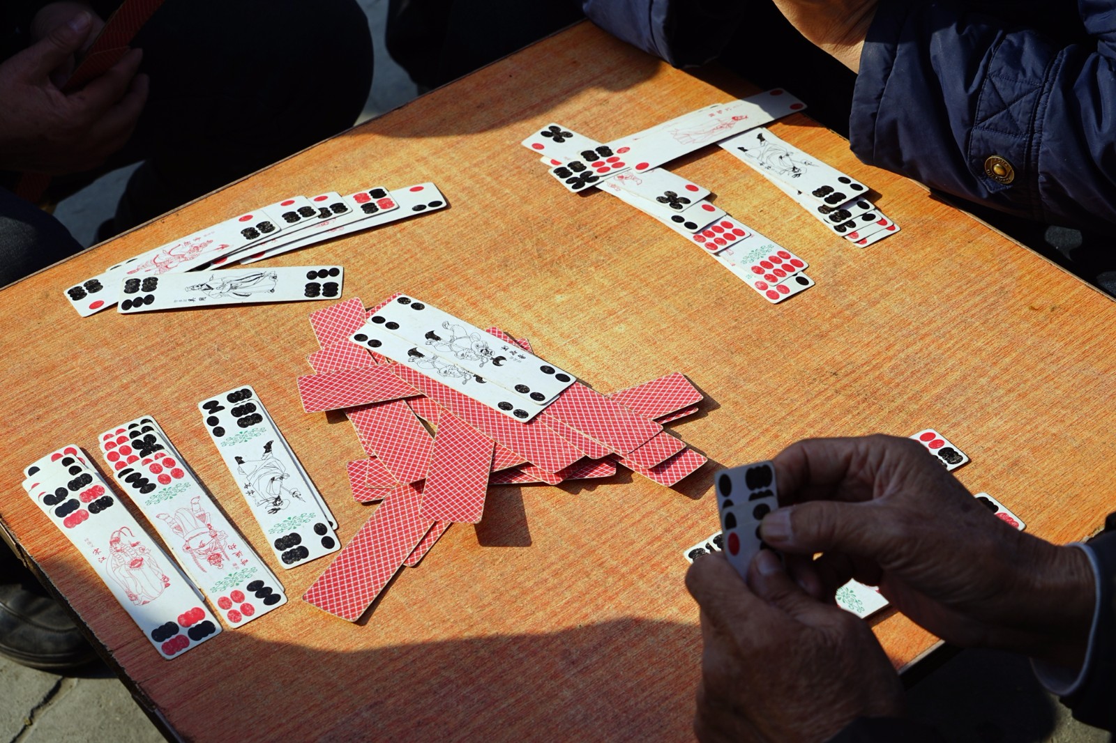 七旬老人玩川牌比斗地主快乐