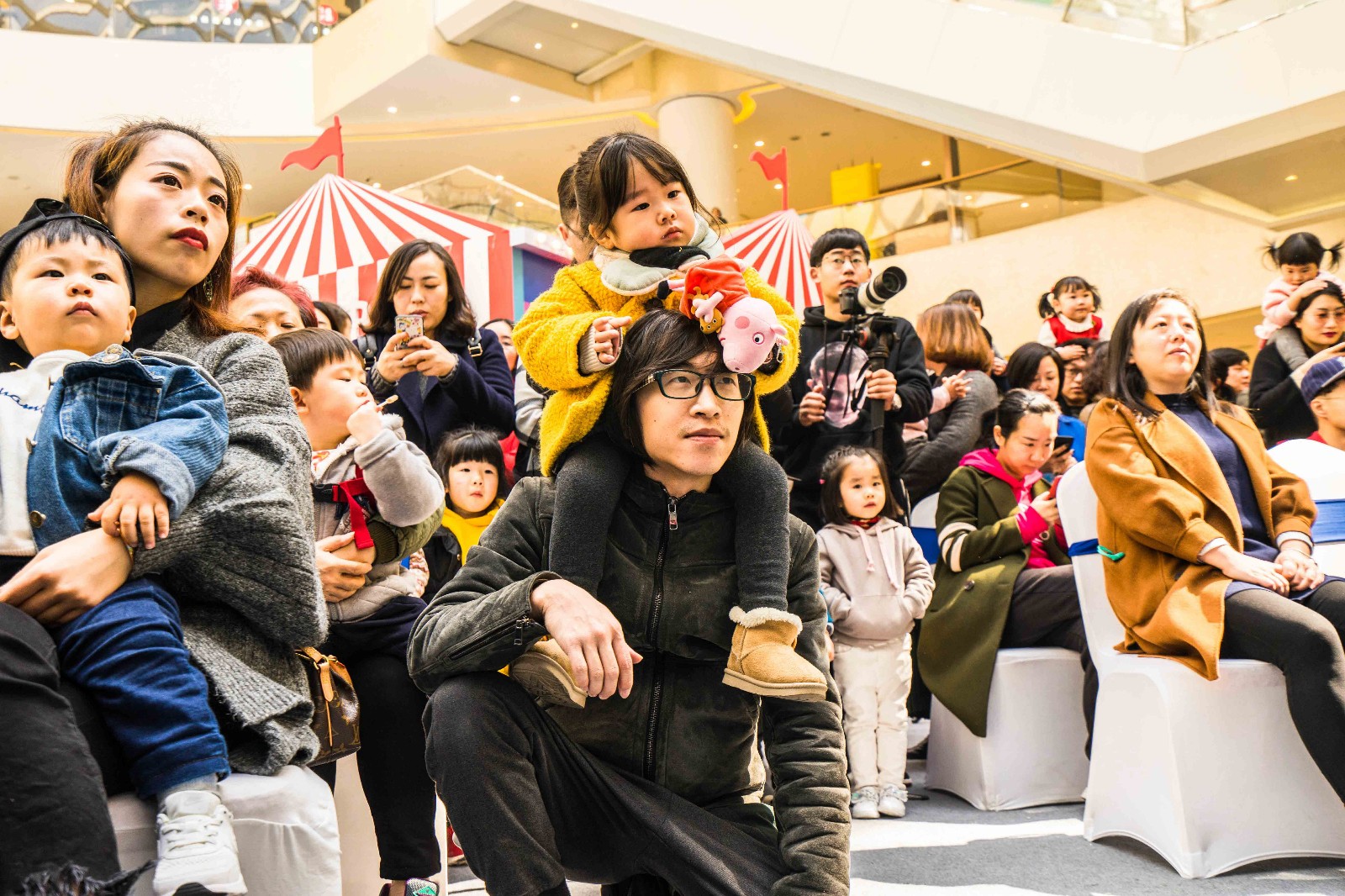 杭州商场办小猪佩奇游园会 吸引大小朋友疯狂"打卡"