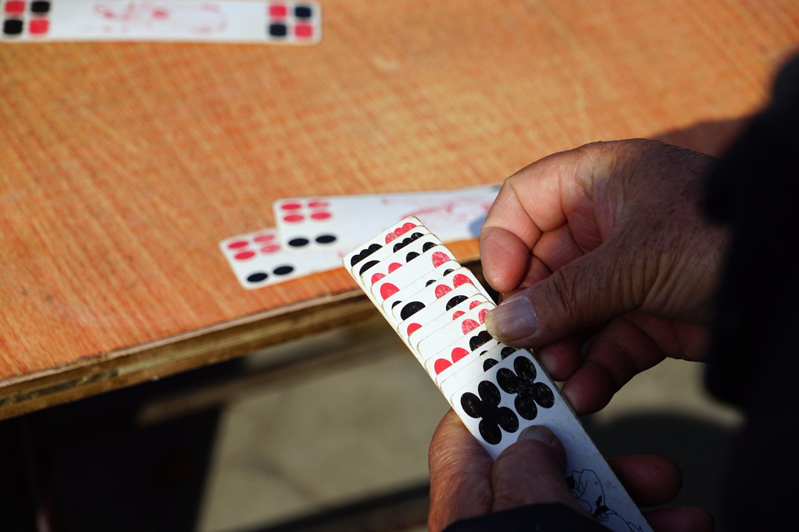 七旬老人玩川牌比斗地主快乐