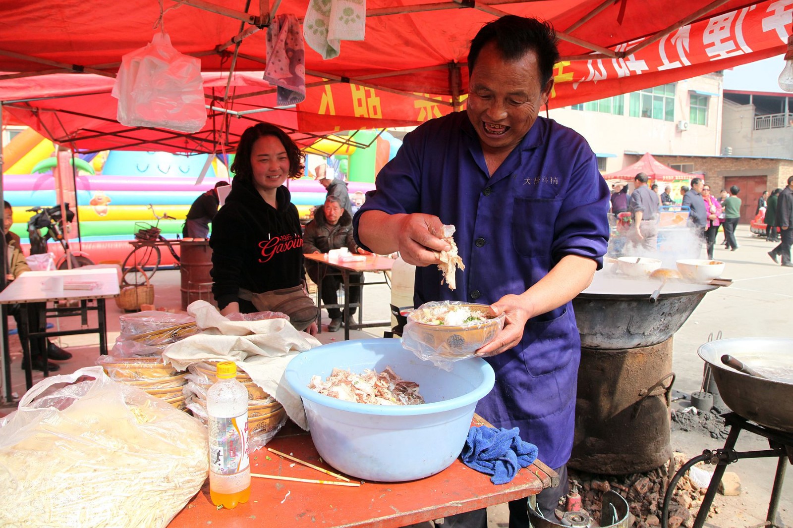 图片上这位老人名叫郭羊娃,今年70岁了,他是山西省运城市盐湖区董杜村
