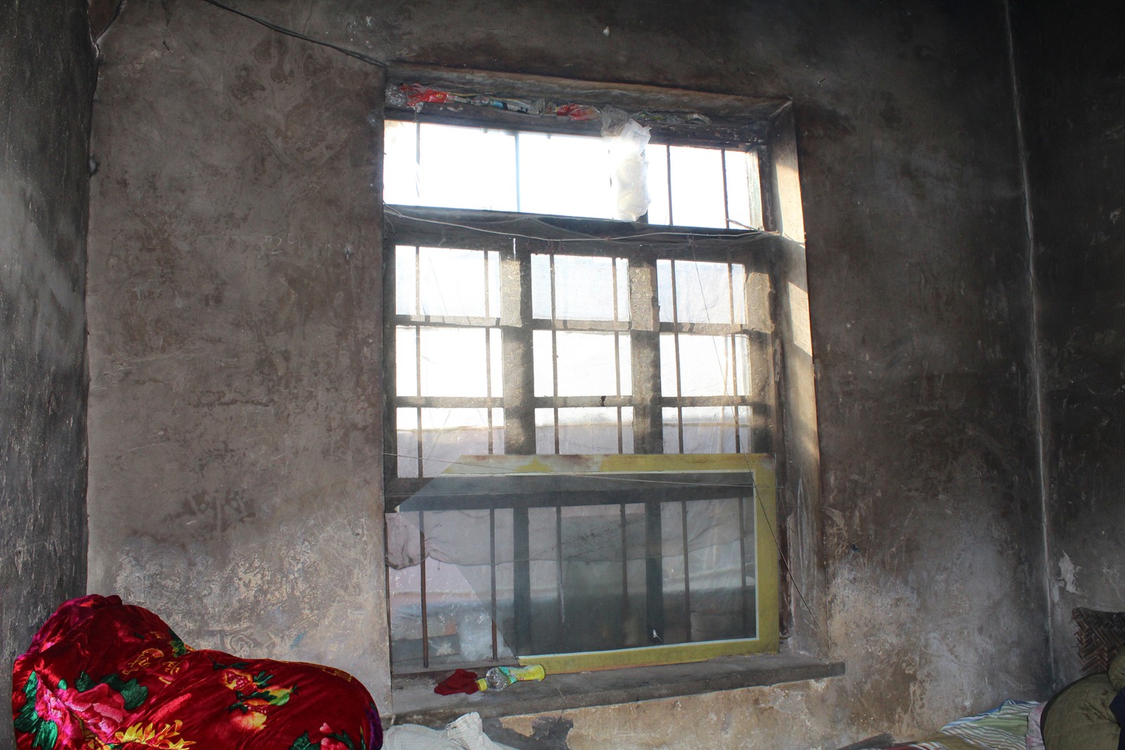 65岁老农守护智障妻子数十年, 窗户上仅靠一层塑料纸过冬