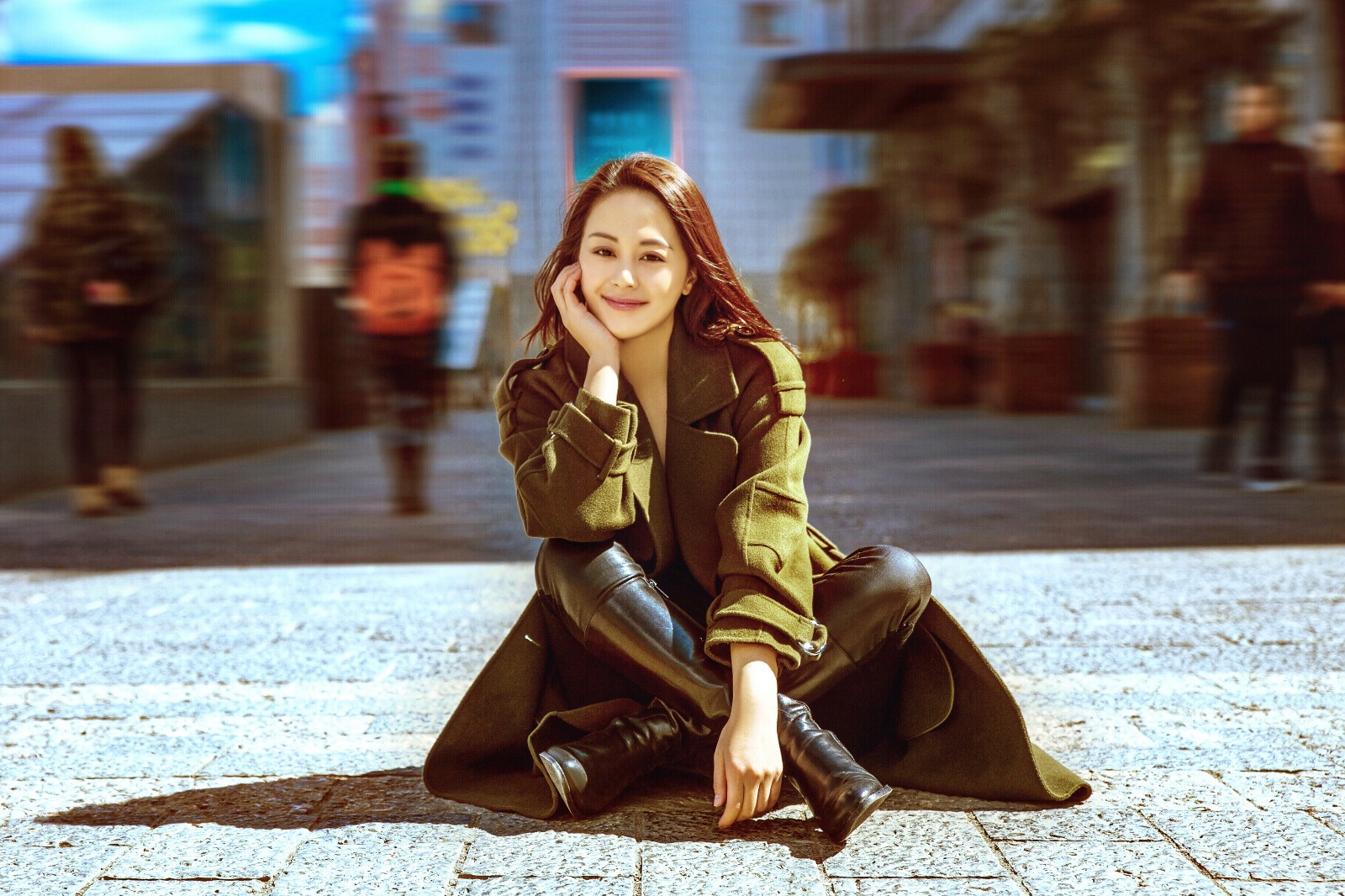 王力可植树节街拍大片曝光 身着绿色华服倡导环保